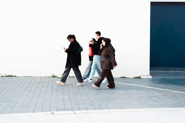 Étudiants sur un campus dans des looks variés